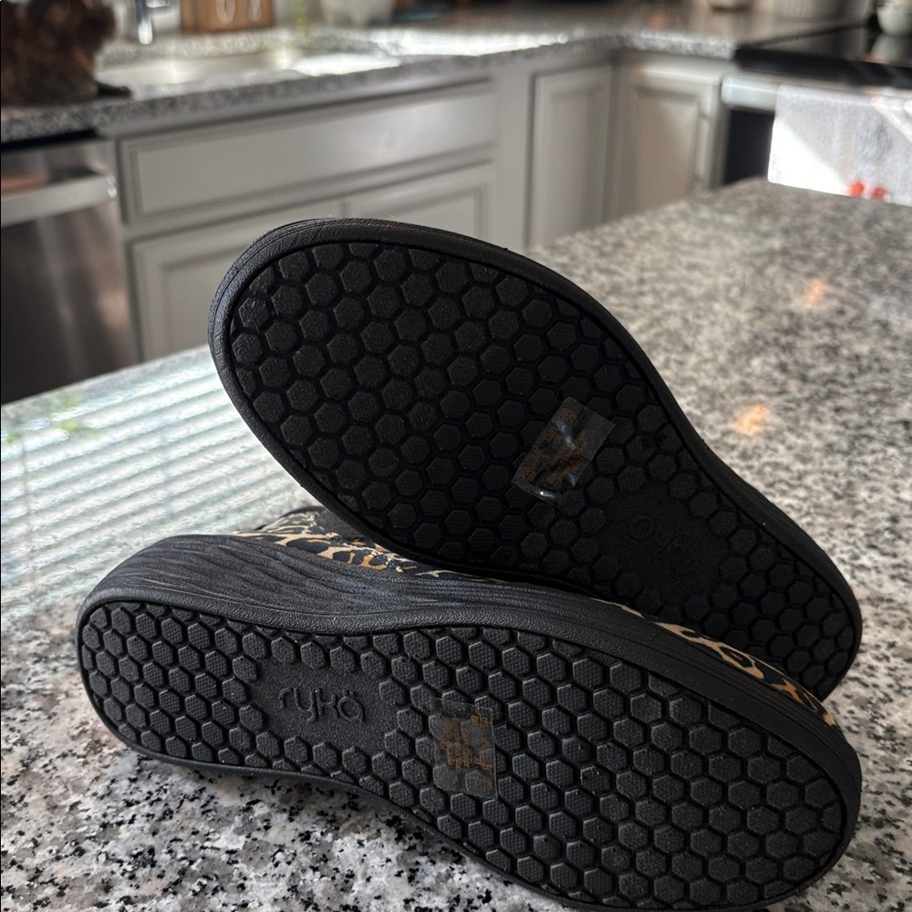 NWOT Ryka Water Repellent Leopard Print Ankle Booties - Size 8 - Picture 5 of 6